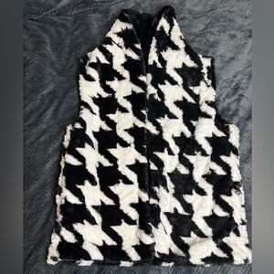 Onque Casuals Black & White Houndstooth Faux Fur Vest Size M